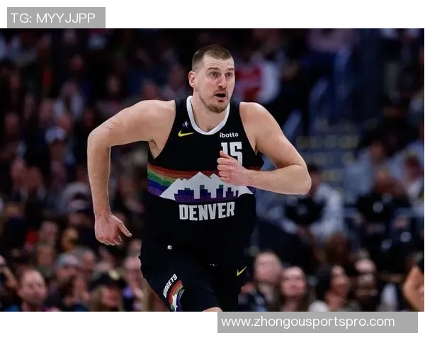 约基奇半场表现稳健但首节意外倒地引发球迷担忧